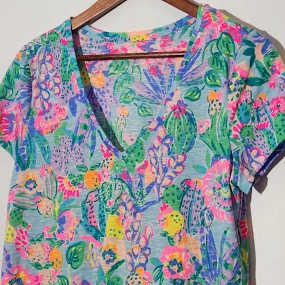 Lilly Pulitzer Women's Short Sleeve V-neck Tee Size Medium - Picture 2 of 4